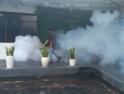 Libur Bukan Halangan, PLN Icon Plus SBU Regional Bali dan Nusa Tenggara Lakukan Fogging Kantor untuk Jaga Kesehatan Lingkungan Kerja