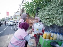 Srikandi PLN Icon Plus Bali Nusra Tebar Kebaikan di Hari Kartini, Berbagi Sembako untuk Masyarakat yang Membutuhkan