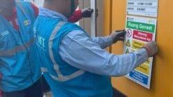 PLN Icon Plus Lakukan Pemasangan Peringatan Bahaya di Area Genset untuk Perkuat Keselamatan Kerja