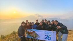 PLN Icon Plus Peringati HUT melalui Olahraga Bersama dengan Mendaki Gunung Batur
