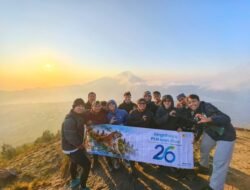 PLN Icon Plus Peringati HUT melalui Olahraga Bersama dengan Mendaki Gunung Batur